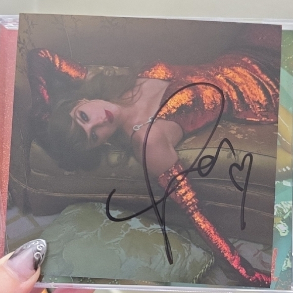 Signed CDs The Life of a Showgirl Set Taylor Swift X4 - Picture 6 of 6